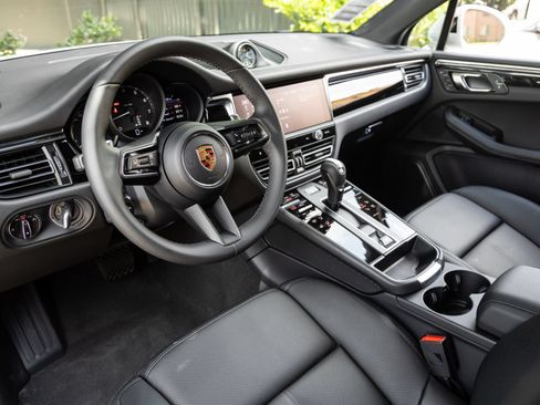 Certified 2026 Porsche Macan AWD/4WD image 4