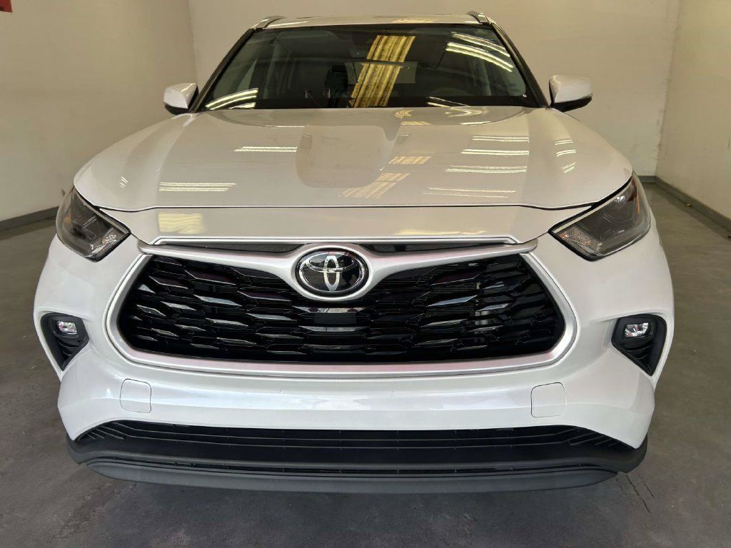 Used 2022 Toyota Highlander XLE FWD image 8