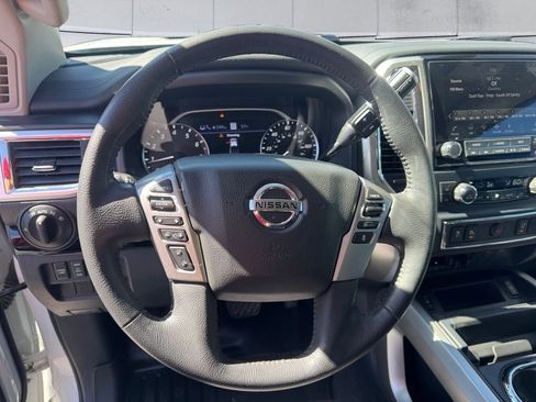 Used 2021 Nissan Titan SV w/ SV Convenience Package image 9