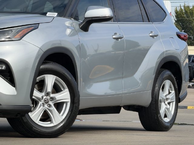 Used 2021 Toyota Highlander LE FWD image 11