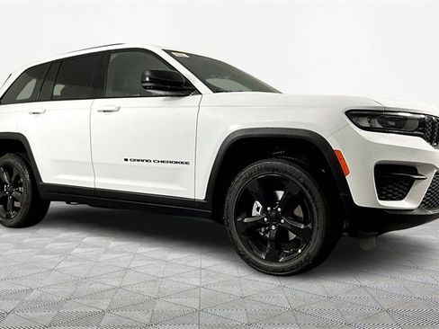 New 2025 Jeep Grand Cherokee Altitude image 3