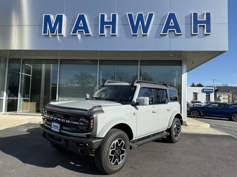 Used 2022 Ford Bronco Outer Banks image 2