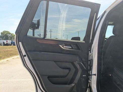 Used 2025 GMC Yukon Denali AWD/4WD image 25