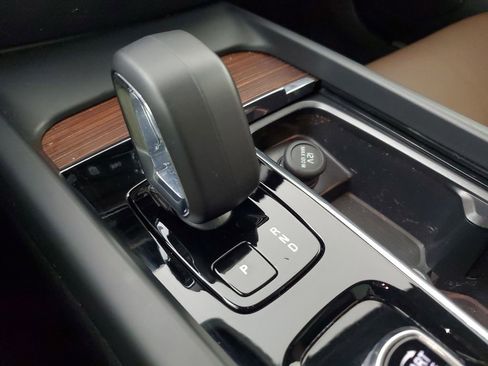 Used 2025 Volvo V60 B5 Cross Country Plus image 34