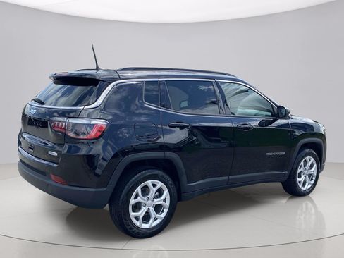 Used 2024 Jeep Compass Latitude AWD/4WD image 2