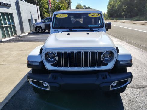 Certified 2024 Jeep Wrangler Sahara w/ Technology Group image 3