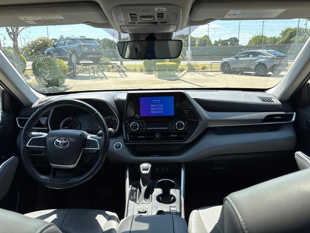 Used 2023 Toyota Highlander XLE FWD image 13