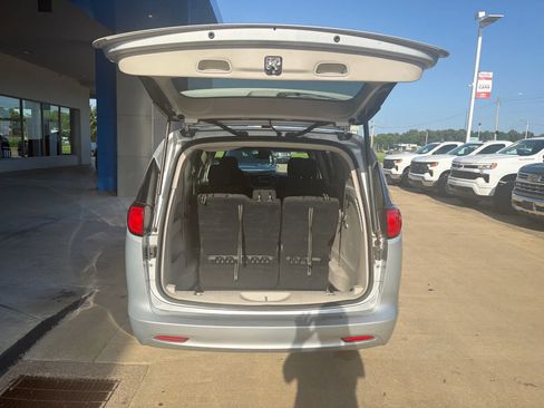 Used 2023 Chrysler Voyager LX FWD image 6