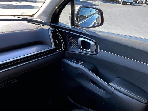 Used 2024 Kia Sorento LX image 15