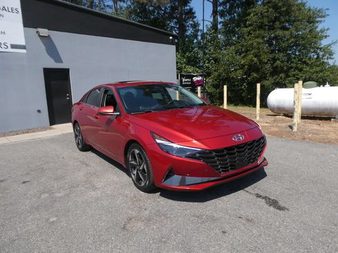 Used 2021 Hyundai Elantra Limited w/ Cargo Package FWD image 3