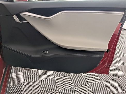 Used 2015 Tesla Model S 85D image 29