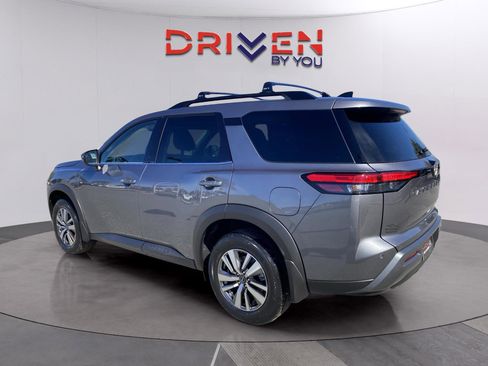 New 2026 Nissan Pathfinder SL image 3