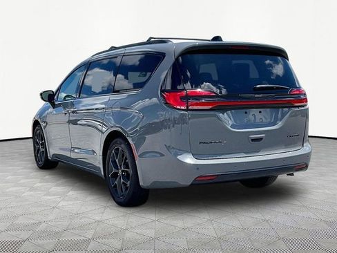 Used 2025 Chrysler Pacifica Limited FWD image 4