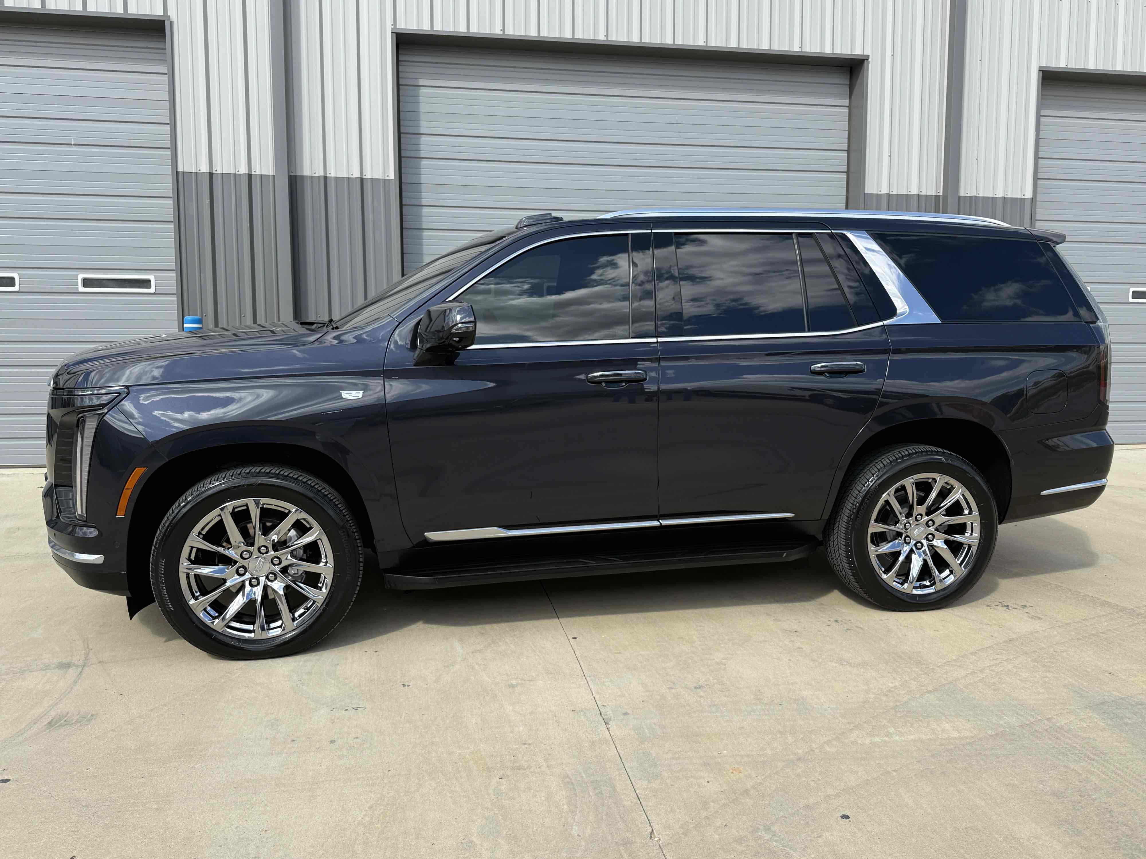 Used 2025 Cadillac Escalade Premium Luxury AWD/4WD image 21