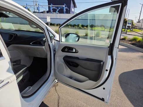 Used 2023 Chrysler Pacifica Limited FWD image 24