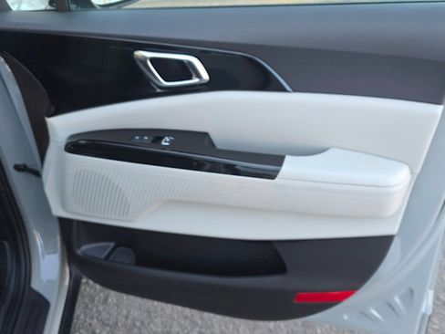 Used 2024 Kia Carnival EX image 19