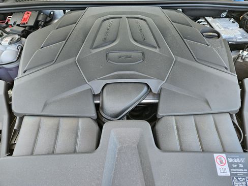 Certified 2026 Porsche Cayenne AWD/4WD image 30