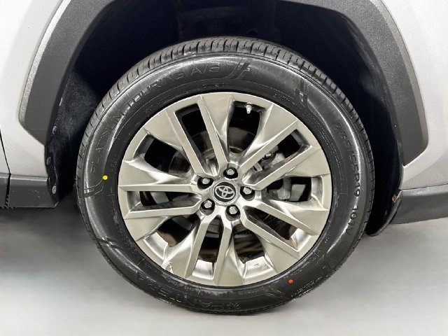 Used 2019 Toyota RAV4 XLE Premium FWD image 26
