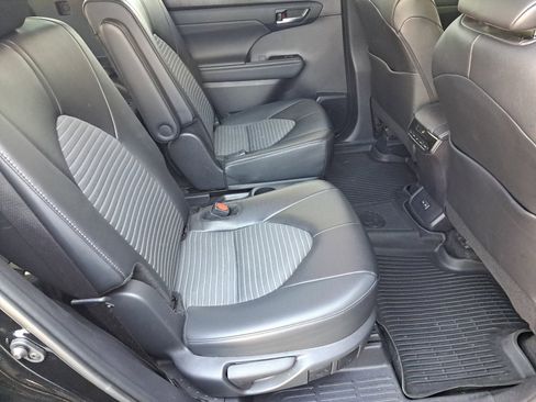 Used 2024 Toyota Highlander XSE FWD image 17
