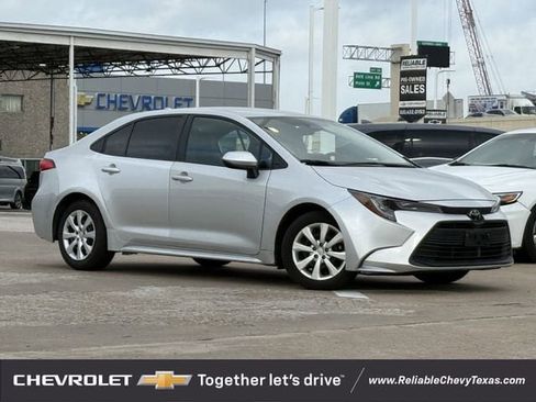 Used 2025 Toyota Corolla LE FWD image 2