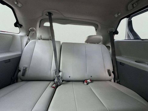 Used 2013 Toyota Sienna XLE FWD image 14