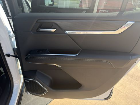 Used 2025 GMC Acadia Elevation FWD image 30