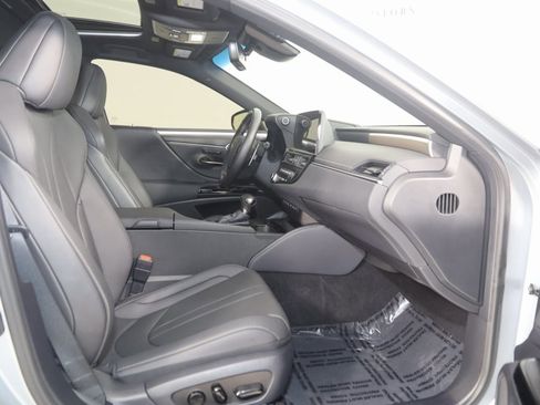 Used 2024 Lexus ES 300h F Sport image 13