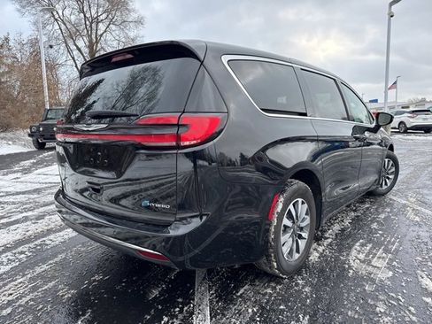 Used 2024 Chrysler Pacifica Select image 5