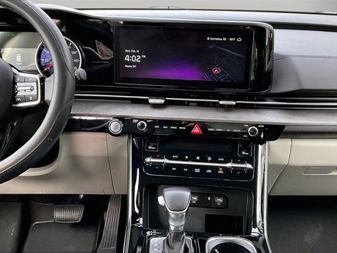 Used 2024 Kia Carnival EX image 12