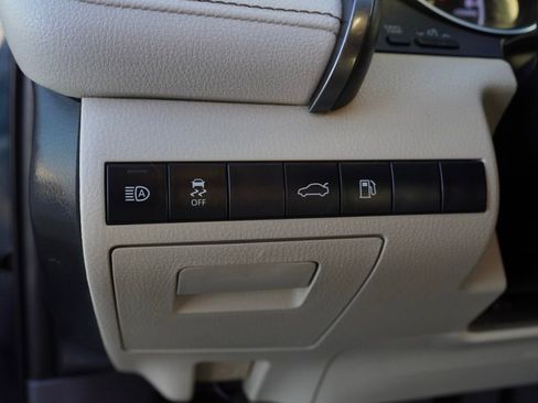 Used 2018 Toyota Camry LE image 10