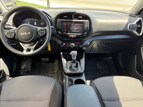 Used 2025 Kia Soul LX w/ LX Technology Package FWD image 9