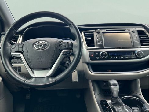 Used 2019 Toyota Highlander Plus FWD image 23