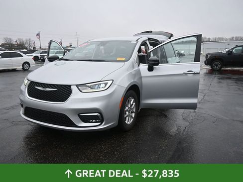 Used 2024 Chrysler Pacifica Touring-L image 46