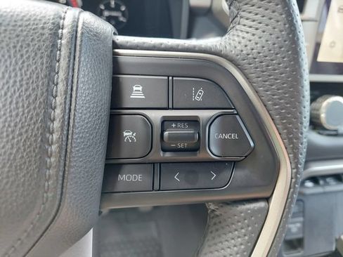 Used 2025 Toyota Tundra Limited AWD/4WD image 38