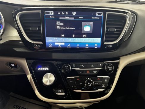 Used 2024 Chrysler Pacifica Touring-L FWD image 13
