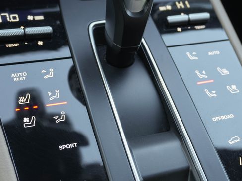 Used 2024 Porsche Macan image 31