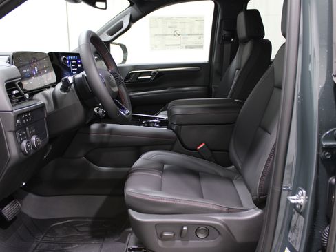 Used 2026 Chevrolet Suburban RST w/ RST Capability Package image 3