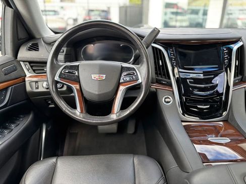 Used 2019 Cadillac Escalade Premium Luxury image 32