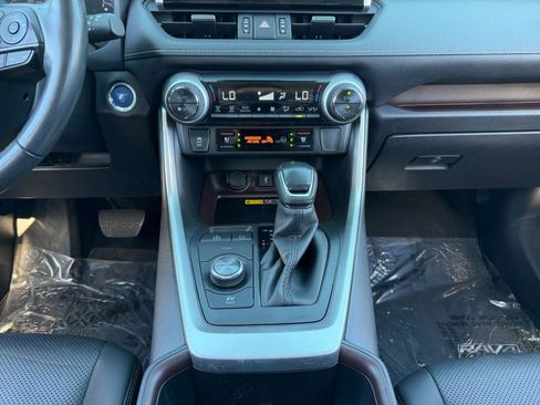 Used 2022 Toyota RAV4 Limited image 12