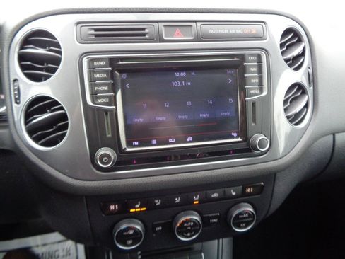 Used 2017 Volkswagen Tiguan Sport image 33