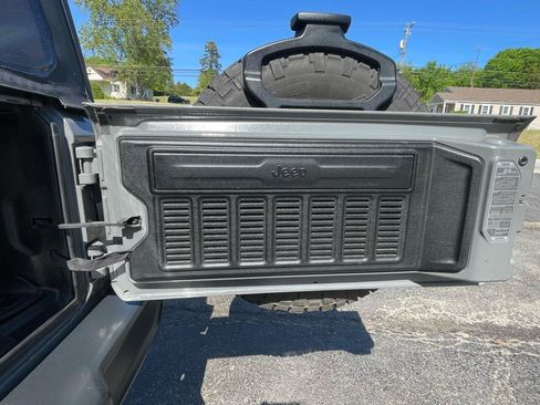Used 2018 Jeep Wrangler Unlimited Sahara AWD/4WD image 22