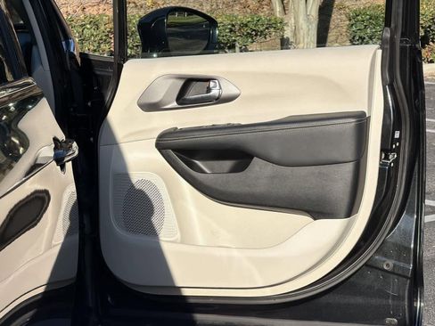 Used 2024 Chrysler Pacifica Select image 35