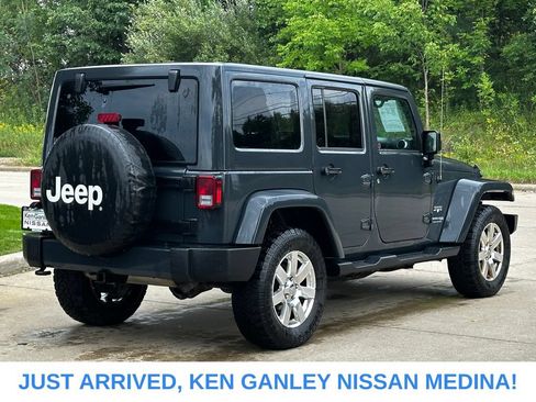 Used 2018 Jeep Wrangler Unlimited Sahara w/ Dual Top Group AWD/4WD image 3