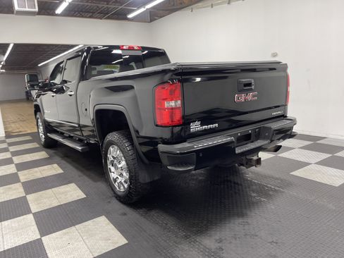 Used 2015 GMC Sierra 2500 Denali image 2