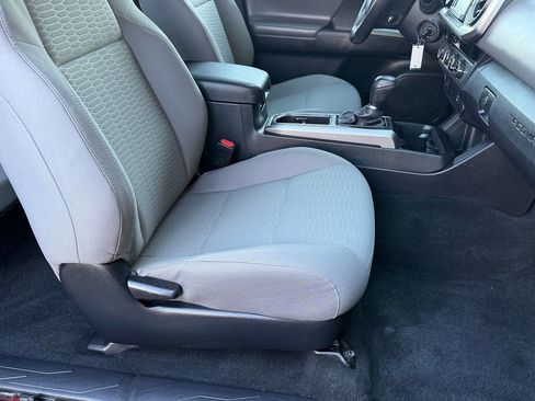 Used 2016 Toyota Tacoma TRD Sport image 44