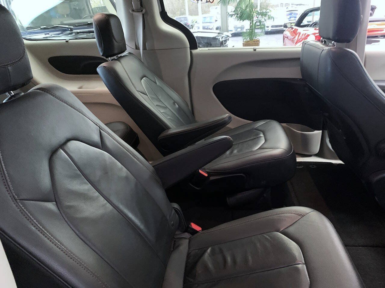 Used 2017 Chrysler Pacifica Touring-L FWD image 14