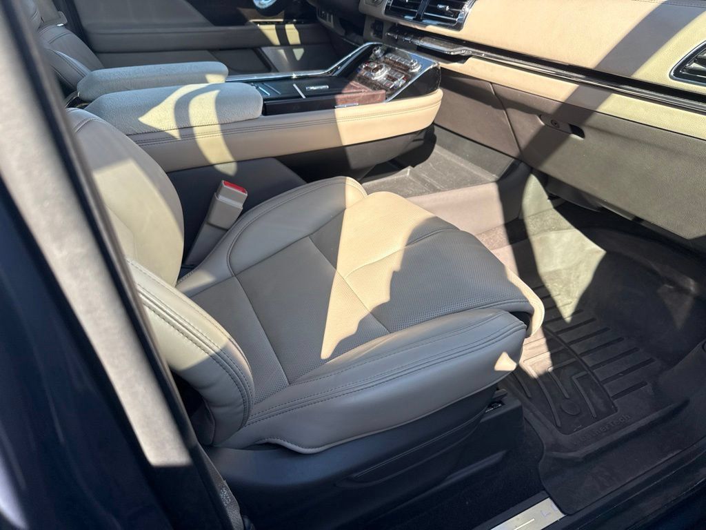 Used 2023 Lincoln Navigator L Reserve AWD/4WD image 7