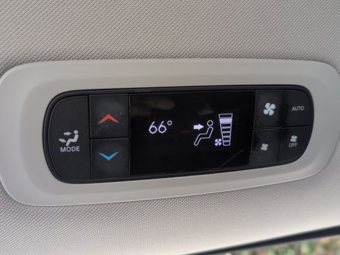 Used 2024 Chrysler Pacifica Touring-L FWD image 41