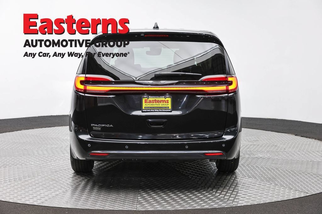 Used 2023 Chrysler Pacifica Touring-L FWD image 8