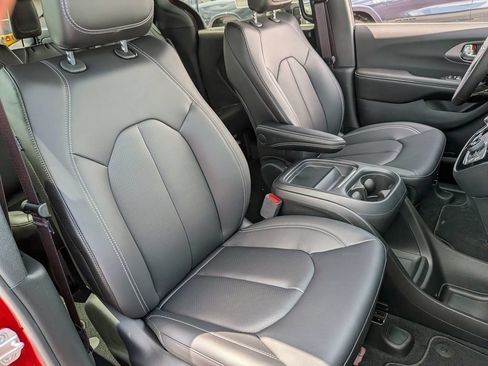 New 2027 Chrysler Pacifica Select w/ Family Tech Group FWD image 31